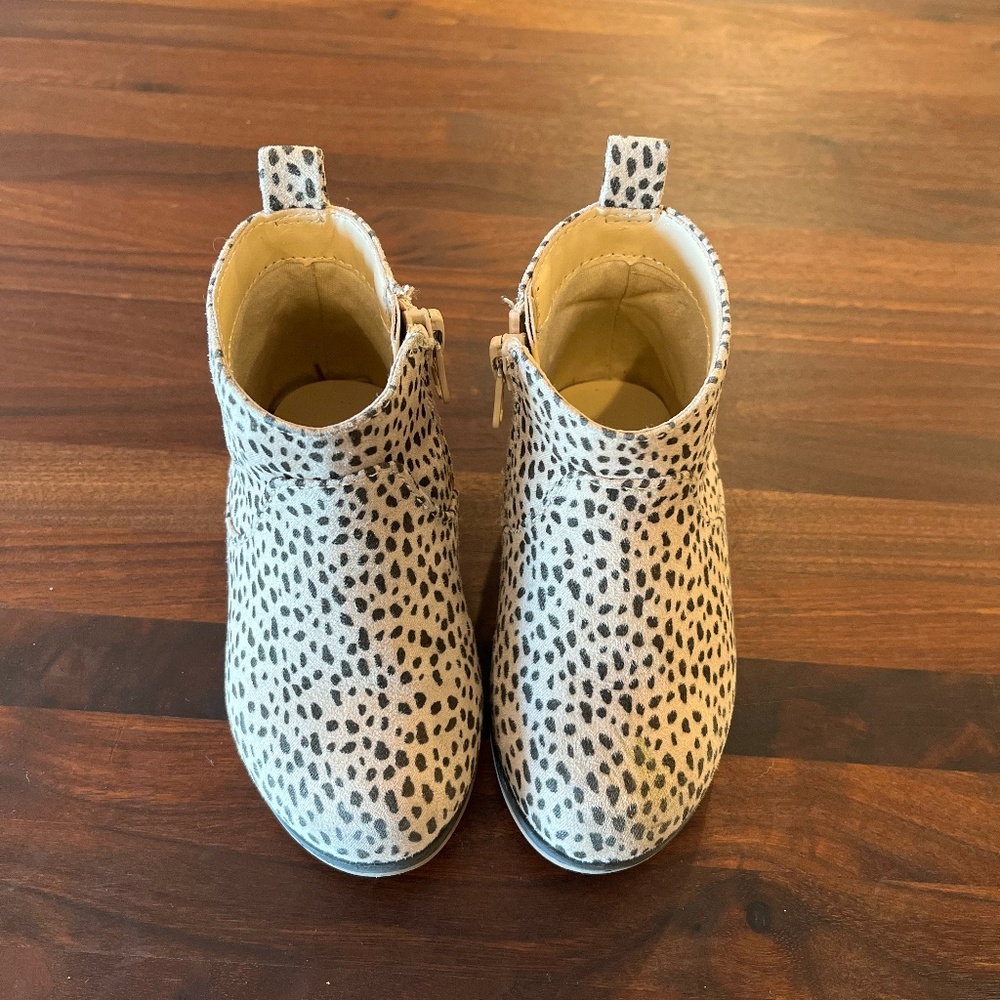 Cat and Jack toddler size 6 cheetah print zippered boot.